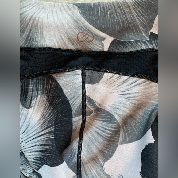 Calia by Carrie Underwood legging. Size M. - Picture 7 of 10